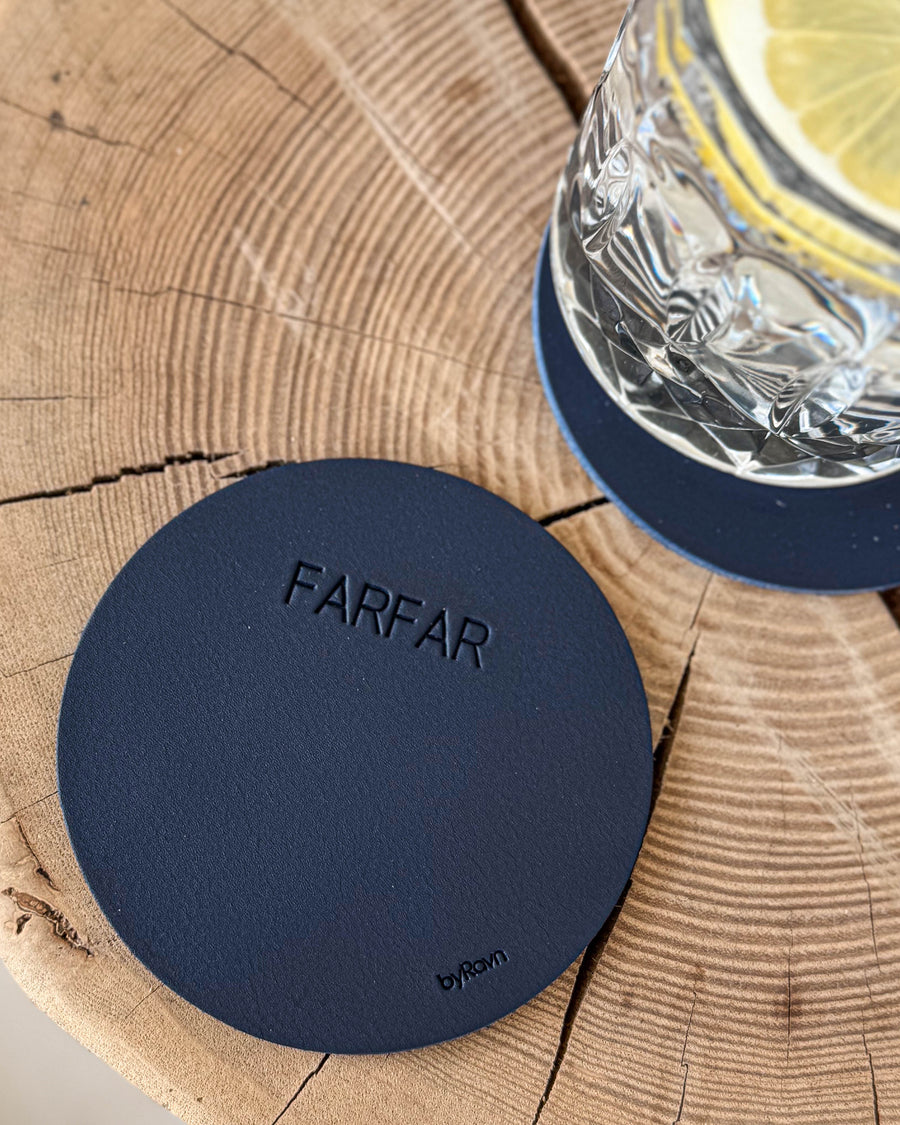 MOKKA rund glassbrikke i mørkeblått skinn med graveringen "Farfar" på treskive ved krystallglass med sitron
