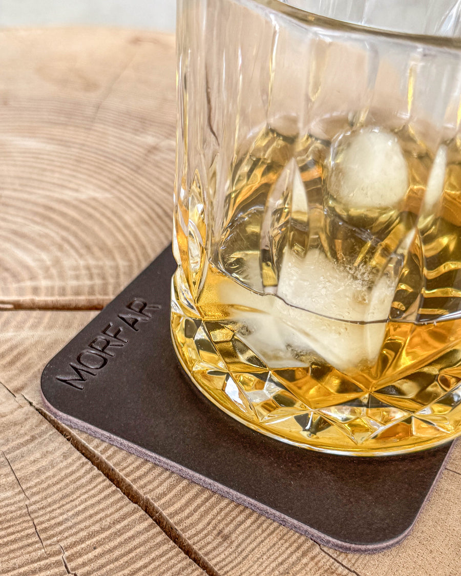 MOKKA firkantet glassbrikke i mørkebrunt skinn med graveringen "Morfar" under krystallglass med whisky og is