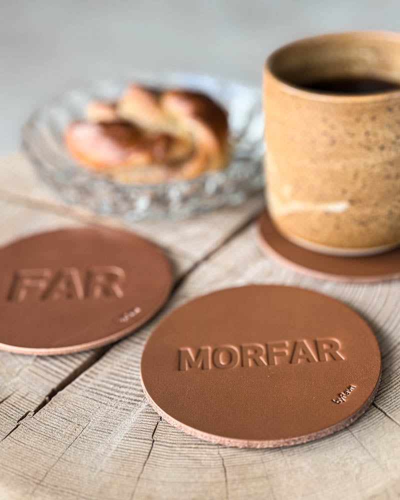 MOKKA glassbrikker i cognac skinn preget "Far" og "Morfar" på treskive med kaffekopp og kanelsnurr på glassfat