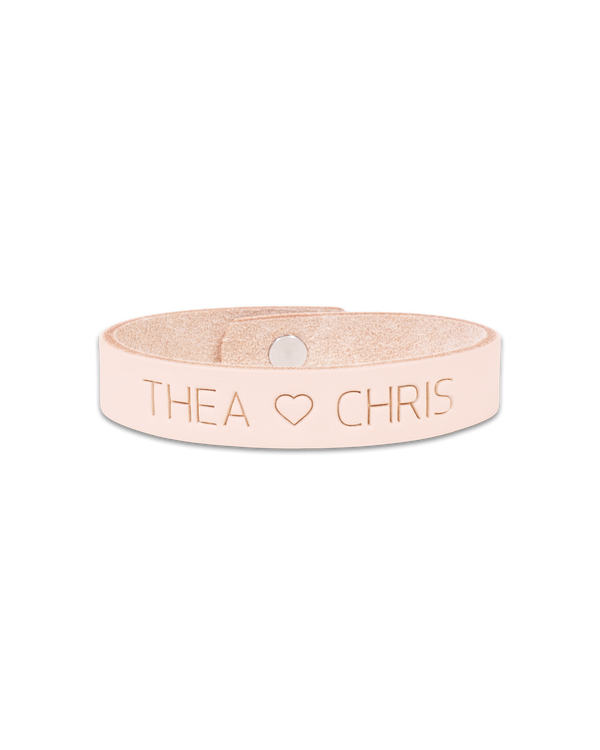 MONO skinnarmbånd fra byRavn i naturfarget skinn med graveringen "Thea ♡ Chris" og trykknapp