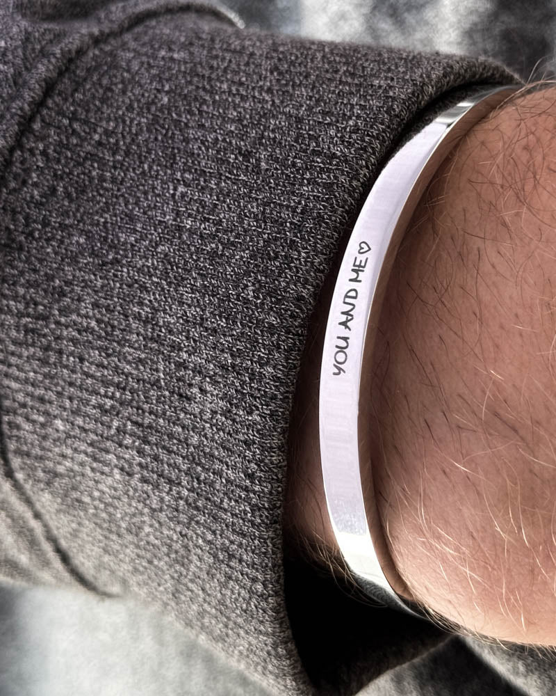 MARS SCRIPT armbånd i sølvfarget rustfritt stål, håndskrevet gravering "You and me" ♡, båret til mørkegrå strikk