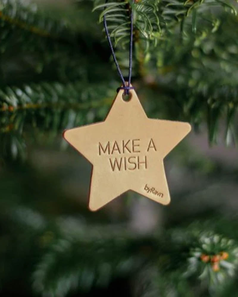 NORTH julestjerne i naturfarget skinn med graveringen "Make a wish" hengt i juletreet