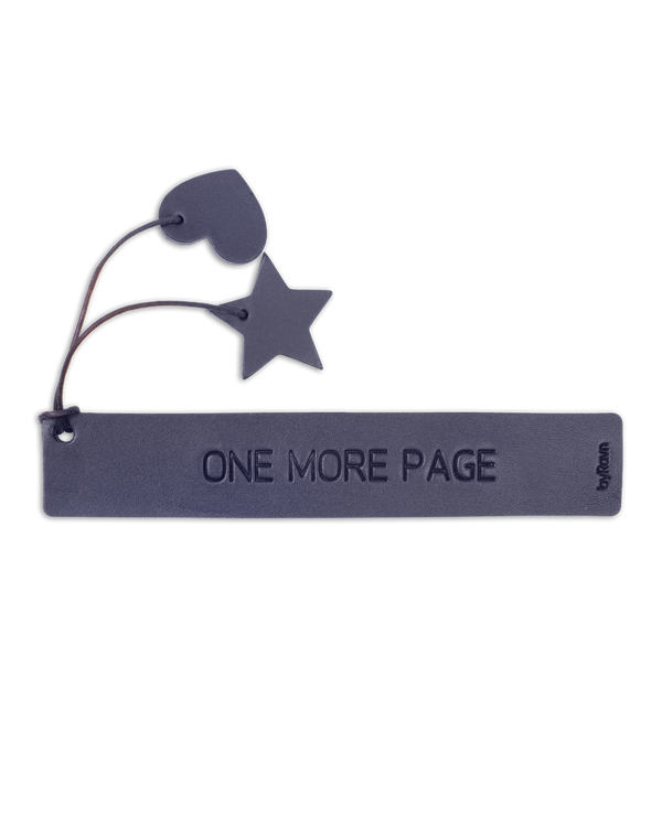 PAGE bokmerke fra byRavn i svart skinn med graveringen "One more page" og hjerte og stjerne i skinn på snor
