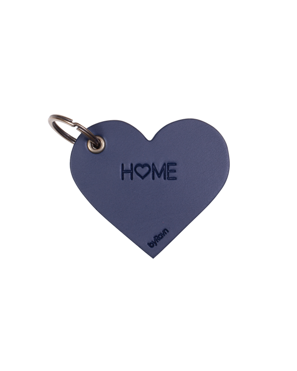 ROSE hjerteformet nøkkelring fra byRavn i mørkeblått skinn med graveringen "Home", der O-en er et hjerte
