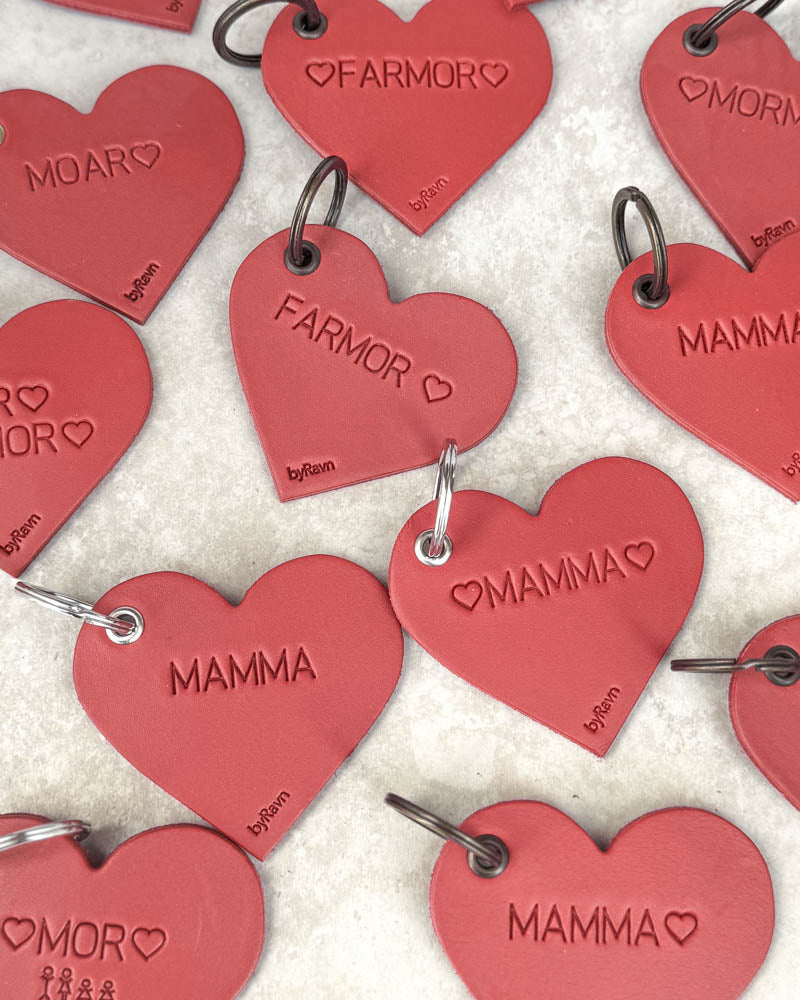 Røde ROSE hjertenøkkelringer i skinn med graveringene ♡ "Farmor" ♡, "Mamma" ♡ og ♡ "Mor" ♡ med fyrstikkfamilie