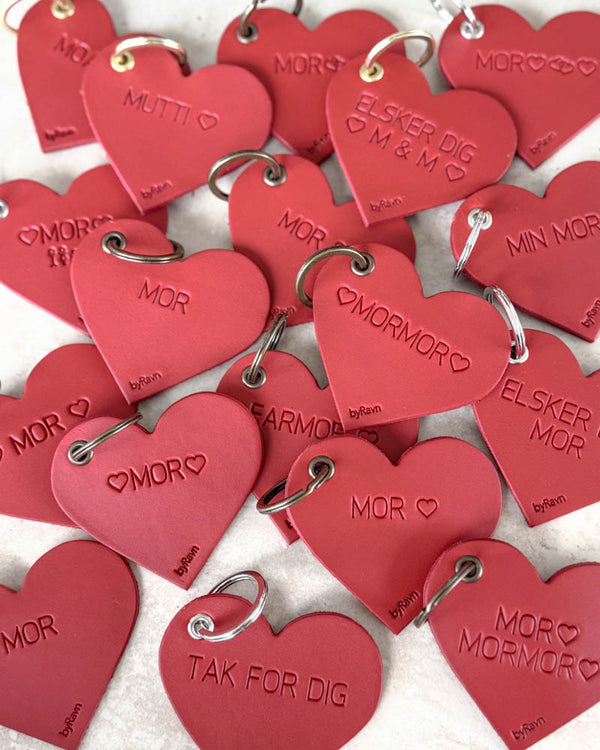 Mange røde ROSE hjertenøkkelringer i skinn med graveringer som "Mor", "Mutti" ♡, "Tak for dig" og "Elsker dig M & M"