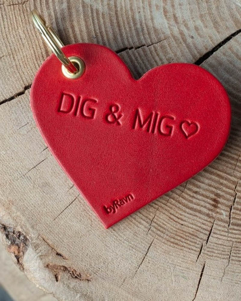 ROSE hjerteformet nøkkelring i rødt skinn med graveringen "Dig & mig" ♡ og gyllen nøkkelring på trestubbe