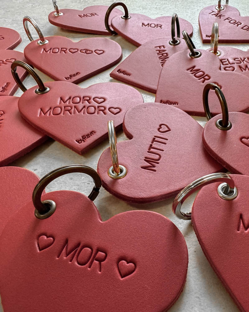 Røde ROSE hjertenøkkelringer i skinn sett på nært hold med graveringene ♡ "Mor" ♡, "Mutti" ♡ og "Mor ♡ Mormor ♡"