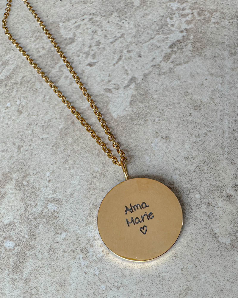 SIA QUOTE SCRIPT navnehalskjede i gullbelagt stål med "Alma Marie" ♡ i håndskrift gravert på rundt anheng, på lys stein