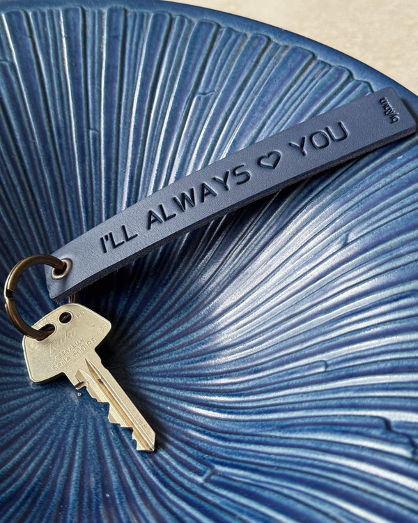 SOLO Large nøkkelring i mørkeblått skinn med graveringen "I'll always ♡ you" og nøkkel i blå riflet keramikkskål
