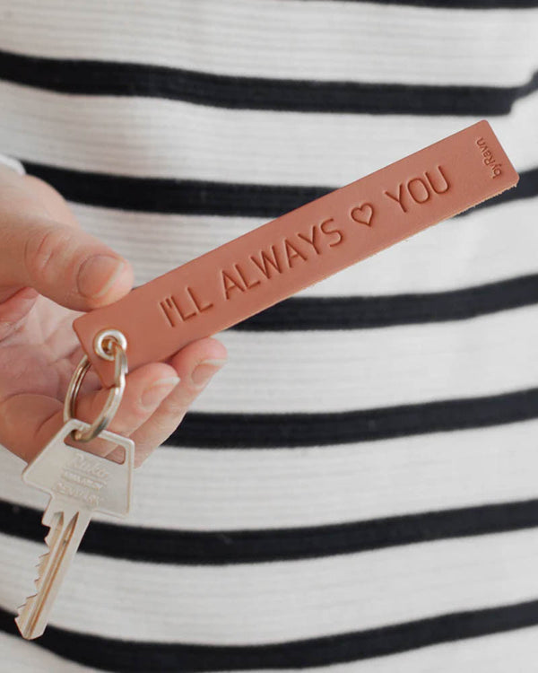 SOLO Large nøkkelring i cognac skinn holdt i hånden med nøkkel og graveringen "I'll always ♡ you"