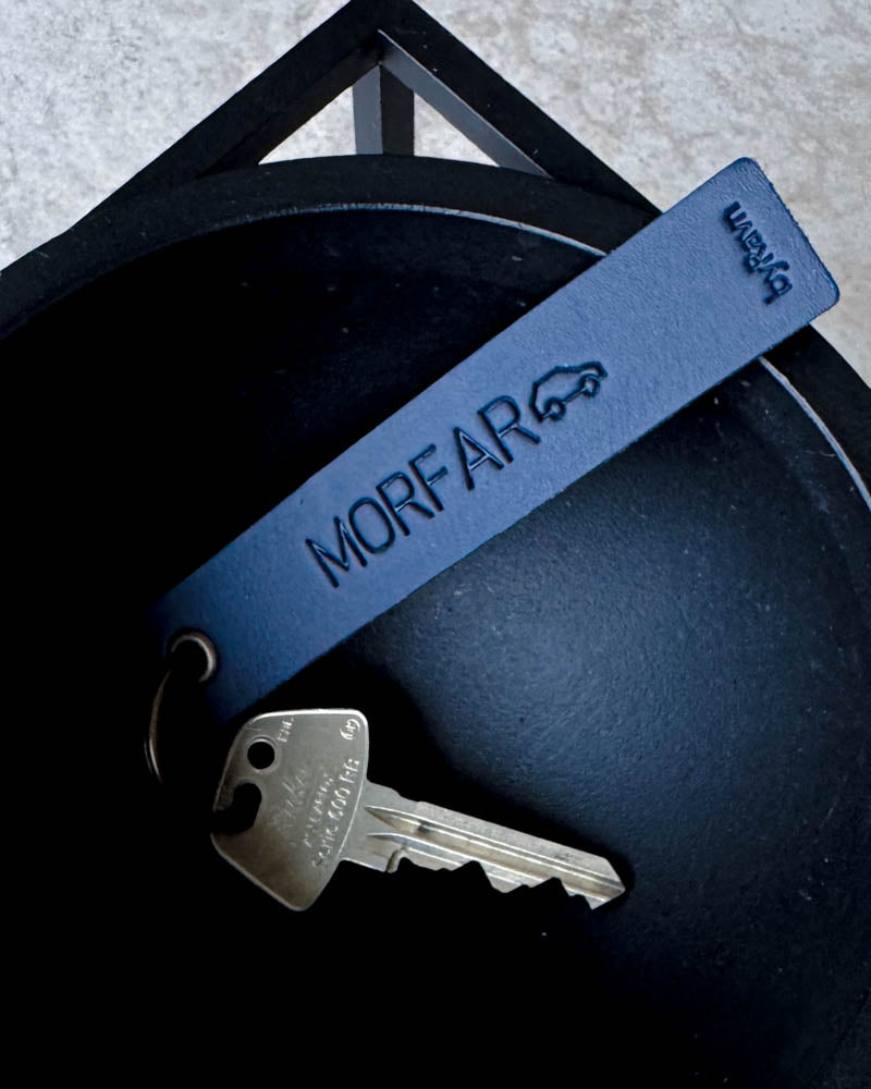 SOLO Medium nøkkelring i mørkeblått skinn med graveringen "Morfar" og liten bil, med nøkkel i svart skål