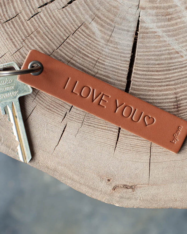 SOLO Medium nøkkelring i cognac skinn med graveringen "I love you" ♡ og nøkkel på treskive