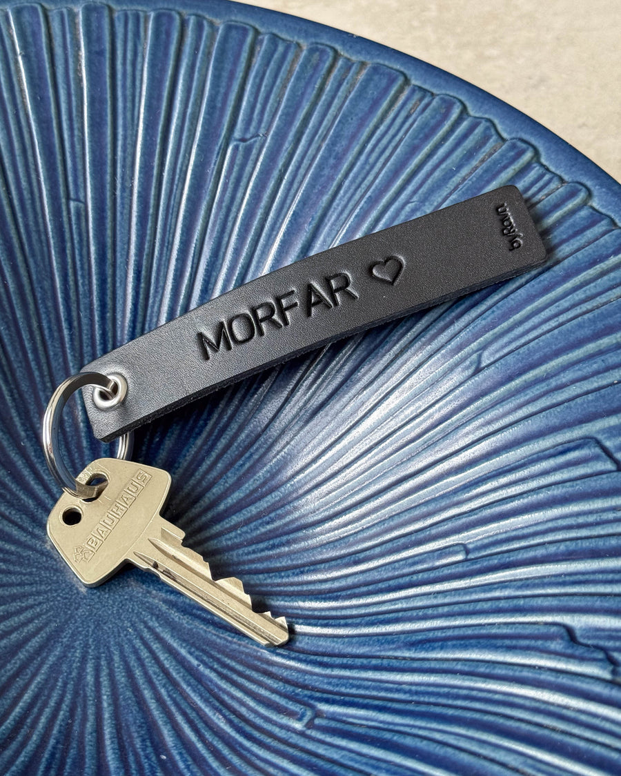SOLO Medium nøkkelring i svart skinn med graveringen "Morfar" ♡ og nøkkel i blå riflet keramikkskål
