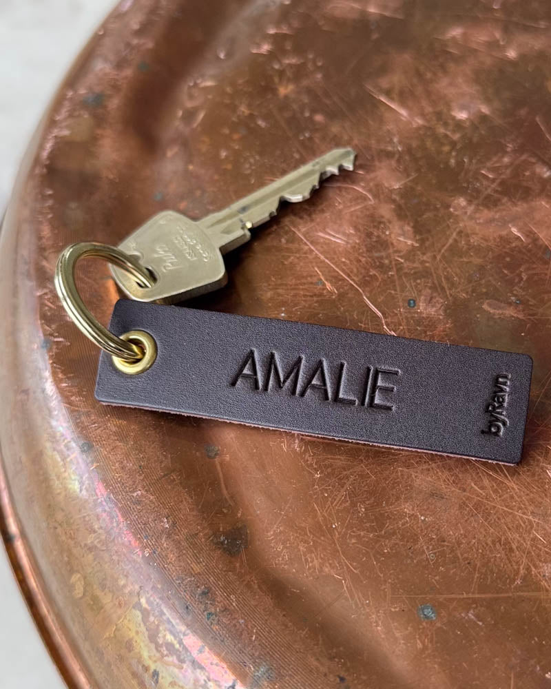 SOLO Small nøkkelring i mørkebrunt skinn med navnet "Amalie" gravert, gyllen ring og nøkkel på kobberbrett