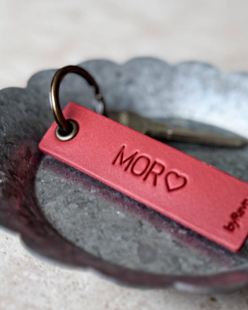 SOLO Small nøkkelring i rødt skinn med graveringen "Mor" ♡, antikk messingring og nøkkel i sinkskål