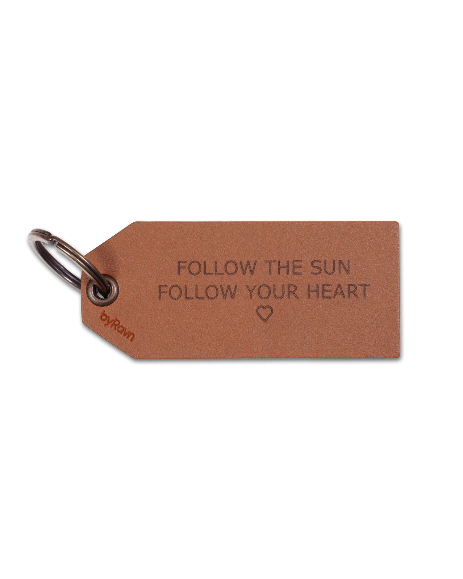 STORM nøkkelring fra byRavn i cognac skinn formet som bagasjelapp med graveringen "Follow the sun, follow your heart" ♡