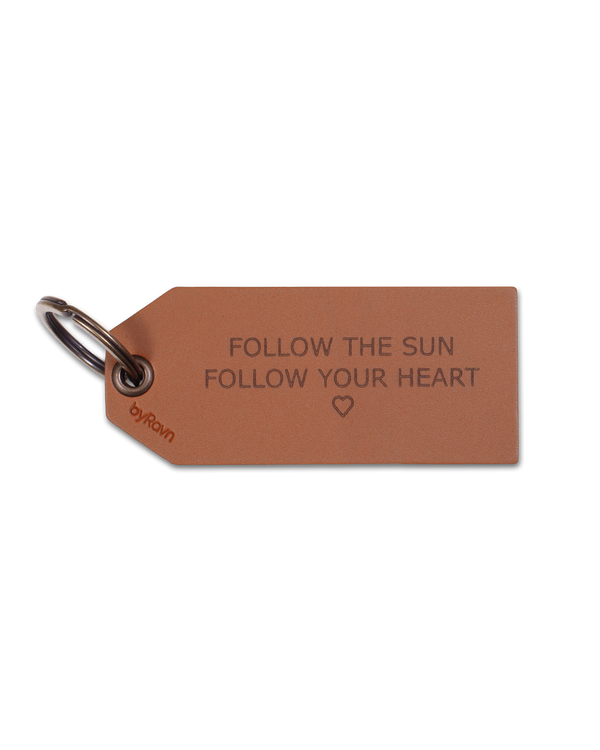 STORM nøkkelring fra byRavn i cognac skinn formet som bagasjelapp med graveringen "Follow the sun, follow your heart" ♡