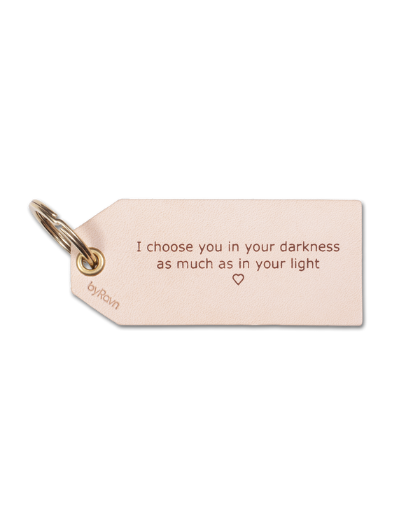 STORM nøkkelring fra byRavn i naturfarget skinn med graveringen "I choose you in your darkness as much as in your light" ♡
