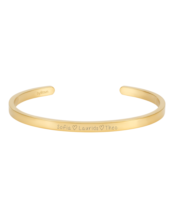 VENUS SCRIPT armbånd fra byRavn i gullbelagt stål med håndskrevet gravering "Sofia ♡ Laurids ♡ Theo"