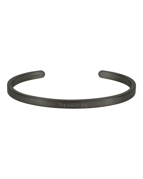 VENUS SCRIPT armbånd fra byRavn i svart stål, åpen armring med "Jeg elsker dig." i håndskrift