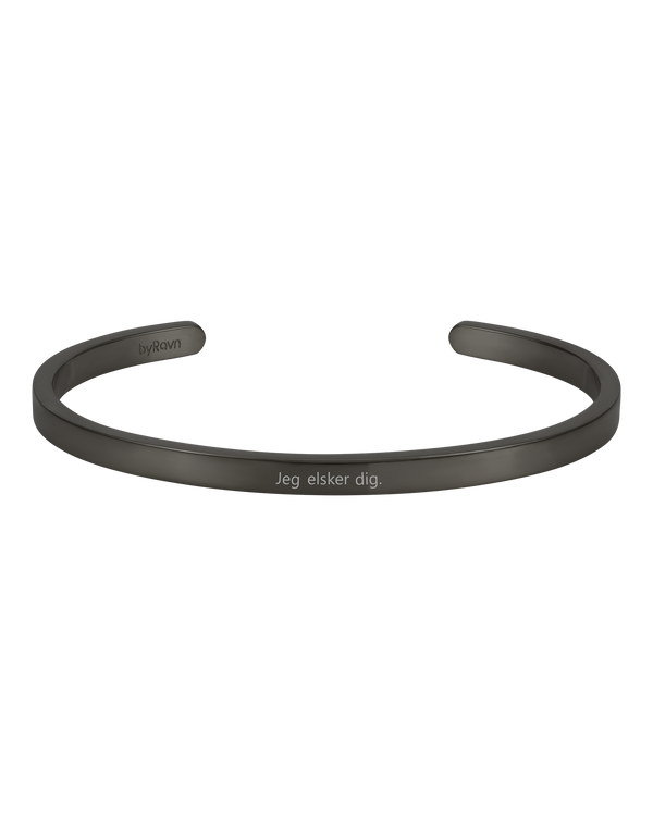 VENUS armbånd fra byRavn i svart stål, åpen armring med graveringen "Jeg elsker dig."