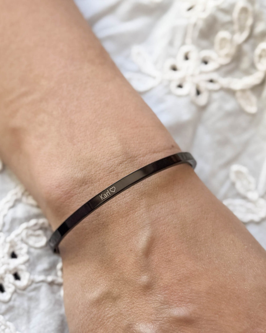 VENUS armbånd i svart stål med navnet "Karl" ♡ gravert rundt håndleddet, hvit brodert bluse