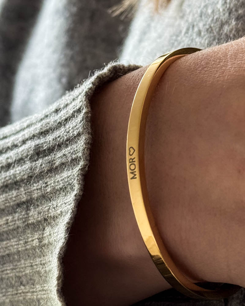 VENUS armbånd i gullbelagt stål med personlig gravering "Mor" ♡ båret til grå ullgenser