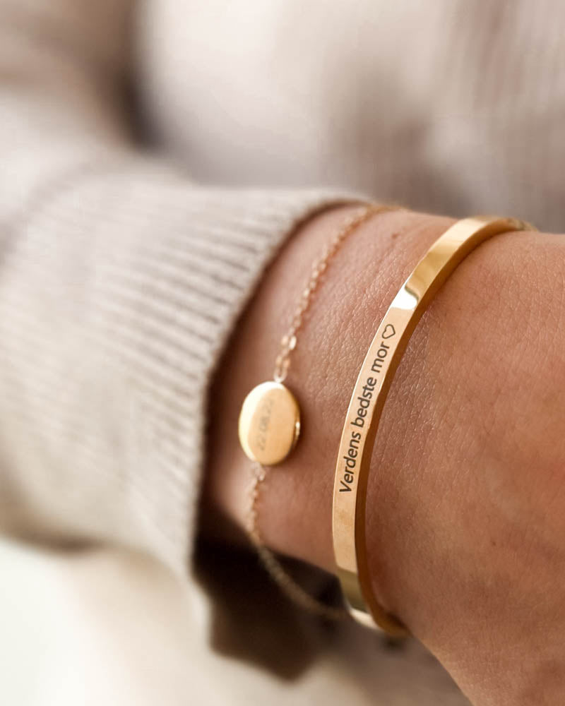 VENUS armbånd i gullbelagt stål med graveringen "Verdens bedste mor" ♡ sammen med IBI kjedearmbånd med rund plate